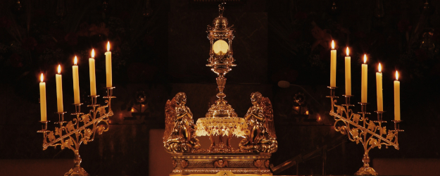 Monstrance with host and candles